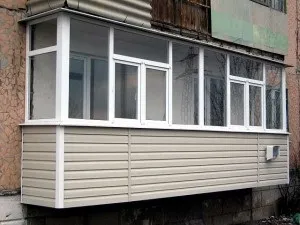 Обшивка балкона сайдингом внутрішня і зовнішня
