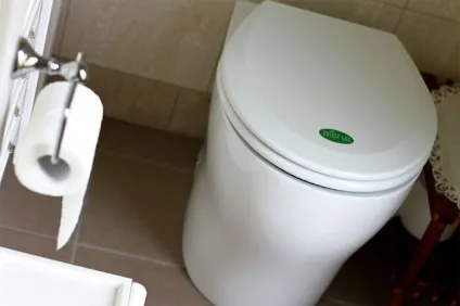 Як працює компостуючий біотуалет