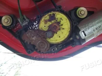 Очищення механізму приводу заднього склоочисника (ford motor co) Очищення механізму приводу заднього склоочисника