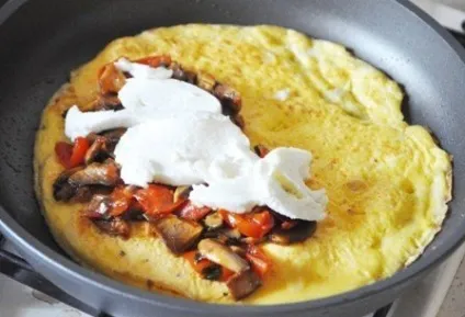 Омлет з грибами, помідорами і сиром (кілька) Омлет з грибами, помідорами і сиром