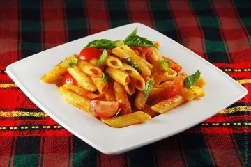 Паста з помідорами - пенне з помідоровим соусом (паста) Паста з помідорами - пенне з помідоровим соусом