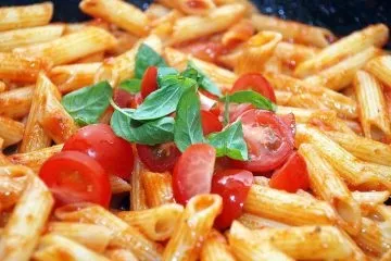 Паста з помідорами - пенне з помідоровим соусом (соусом) Паста з помідорами - пенне з помідоровим соусом
