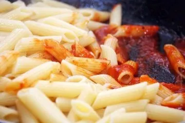 Паста з помідорами - пенне з помідоровим соусом (паста) Паста з помідорами - пенне з помідоровим соусом