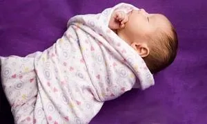 Чому новонароджений закидає голову назад, новонароджена дитина
