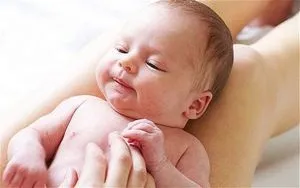 Чому новонароджений закидає голову назад, новонароджена дитина