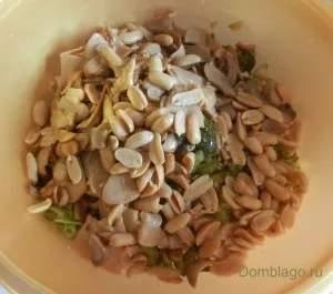 Святковий салат з куркою, грибами і корнішонами (салат з куркою грибами і корнішонами) Святковий салат з куркою, грибами і корнішонами