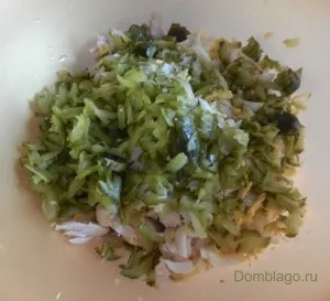 Святковий салат з куркою, грибами і корнішонами (куркою) Святковий салат з куркою, грибами і корнішонами