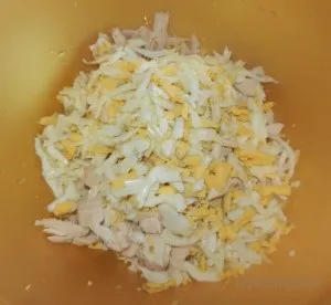 Святковий салат з куркою, грибами і корнішонами (грибами) Святковий салат з куркою, грибами і корнішонами