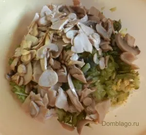 Святковий салат з куркою, грибами і корнішонами (грибами) Святковий салат з куркою, грибами і корнішонами