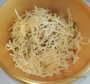 Святковий салат з куркою, грибами і корнішонами (салат з куркою грибами і корнішонами) Святковий салат з куркою, грибами і корнішонами
