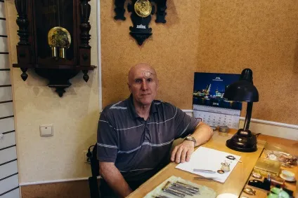 Прямі руки як працює годинникар - велике село (заіржавіти зсередини просто) Прямі руки як працює годинникар - велике село