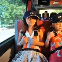 Дитині нудно їхати в автобусі ніж зайняти (автобусі) Дитині нудно їхати в автобусі ніж зайняти