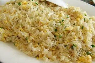 Рис по-тайськи з морепродуктами (тайською) Рис по-тайськи з морепродуктами