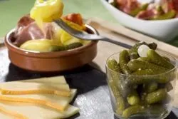 Салат з корнішонами