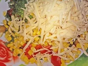 Салат з помідорів з сиром і кукурудзою (кукурудза) Салат з помідорів з сиром і кукурудзою