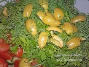 Салат з помідорів з сиром і кукурудзою (сир) Салат з помідорів з сиром і кукурудзою