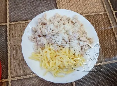 Салат з куркою і сиром - прикраса будь-якого святкового столу (трьом крупній тертці) Салат з куркою і сиром - прикраса будь-якого святкового столу