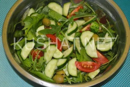 Салат з руколою і помідорами чері (помідорами) Салат з руколою і помідорами чері