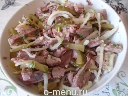 Салат з яловичини відвареної з солоними огірками, їжа на столі (з яловичина відварна) Салат з яловичини відвареної з солоними огірками, їжа на столі