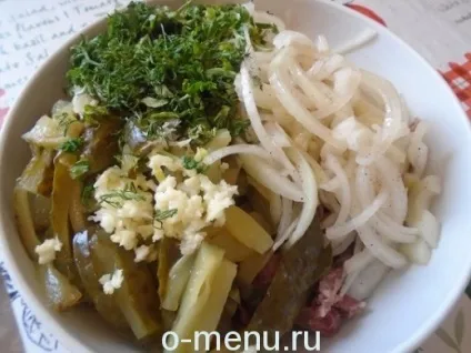 Салат з яловичини відвареної з солоними огірками, їжа на столі (відвареної) Салат з яловичини відвареної з солоними огірками, їжа на столі