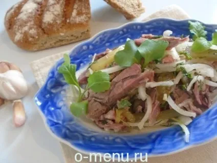 Салат з яловичини відвареної з солоними огірками, їжа на столі (огірками) Салат з яловичини відвареної з солоними огірками, їжа на столі