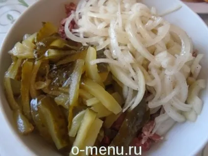 Салат з яловичини відвареної з солоними огірками, їжа на столі (рецепти смачних салатів) Салат з яловичини відвареної з солоними огірками, їжа на столі