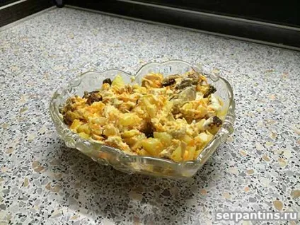 Салат з куркою, картоплею і грибами (грибами) Салат з куркою, картоплею і грибами