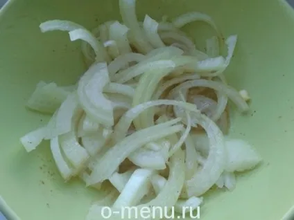 Салат з яловичини відвареної з солоними огірками, їжа на столі (рецепти смачних салатів) Салат з яловичини відвареної з солоними огірками, їжа на столі