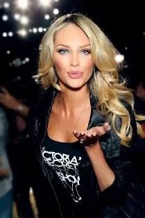 Як зробити локони волосся як у моделей victoria - s secret волосся на шпильках у ангелів вікторії (victoria) Як зробити локони волосся як у моделей victoria - s secret волосся на шпильках у ангелів вікторії