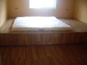 Як зробити подіум у вітальні кімнаті своїми руками