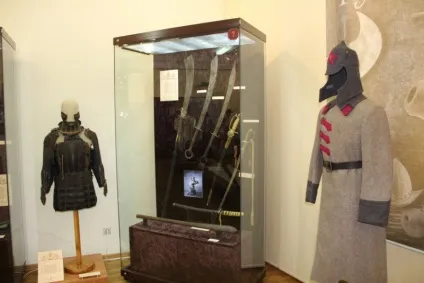 Саратовці показали шотландський палаш, японську катану і англійські дуельні пістолети (пістолети) Саратовці показали шотландський палаш, японську катану і англійські дуельні пістолети