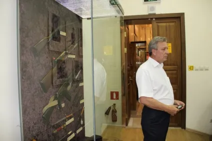 Саратовці показали шотландський палаш, японську катану і англійські дуельні пістолети (шотландський) Саратовці показали шотландський палаш, японську катану і англійські дуельні пістолети