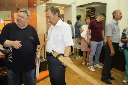 Саратовці показали шотландський палаш, японську катану і англійські дуельні пістолети (пістолети) Саратовці показали шотландський палаш, японську катану і англійські дуельні пістолети