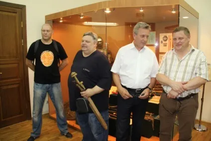 Саратовці показали шотландський палаш, японську катану і англійські дуельні пістолети (пістолети) Саратовці показали шотландський палаш, японську катану і англійські дуельні пістолети