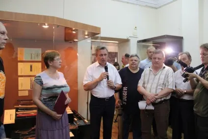 Саратовці показали шотландський палаш, японську катану і англійські дуельні пістолети (англійські) Саратовці показали шотландський палаш, японську катану і англійські дуельні пістолети