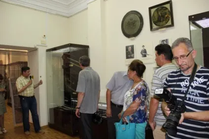 Саратовці показали шотландський палаш, японську катану і англійські дуельні пістолети (дуельні) Саратовці показали шотландський палаш, японську катану і англійські дуельні пістолети