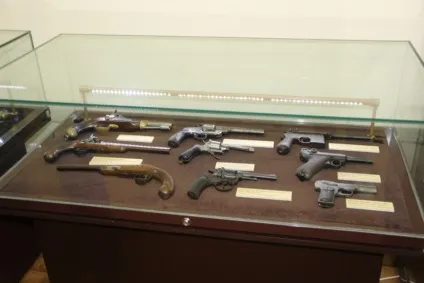 Саратовці показали шотландський палаш, японську катану і англійські дуельні пістолети (дуельні) Саратовці показали шотландський палаш, японську катану і англійські дуельні пістолети