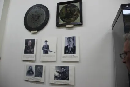 Саратовці показали шотландський палаш, японську катану і англійські дуельні пістолети (палаш) Саратовці показали шотландський палаш, японську катану і англійські дуельні пістолети