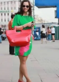 З чим носити коралову сумку