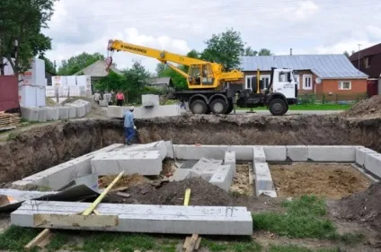 Збірний залізобетонний стрічковий фундамент (ФБС) (стрічковий) Збірний залізобетонний стрічковий фундамент (ФБС)