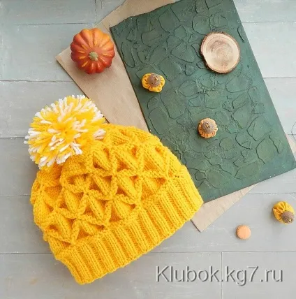 Шапочка спицями візерунком клоке, клубок