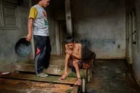 Шокуючі фото життя пацієнтів психіатричних лікарень в Індонезії