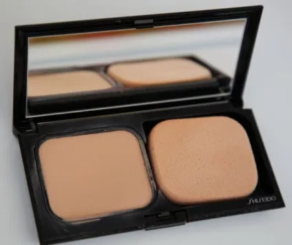 Shiseido sheer matifying compact прозора матуюча компактна пудра в відтінку в 20
