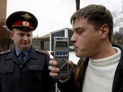 Скільки тримається алкоголь в крові і як довго помітний при видиху в повітрі, що видихається (виводиться з організму) Скільки тримається алкоголь в крові і як довго помітний при видиху в повітрі, що видихається