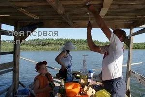 Сплав по річці пліт екстремалів (Сплав річці плоту) Сплав по річці пліт екстремалів