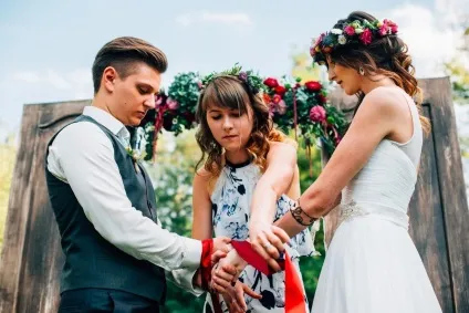 Весільні традиції зв'язати узи () Весільні традиції зв'язати узи