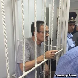 Татарський активіст Рафіс Кашапов засуджений до 3 років колонії (радіо свобода / радіо вільна європа) Татарський активіст Рафіс Кашапов засуджений до 3 років колонії