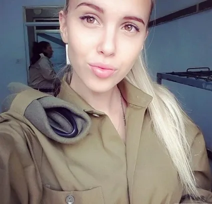 Ти ні за що не здогадаєшся, ким працює ця гарненька красуня (красуня) Ти ні за що не здогадаєшся, ким працює ця гарненька красуня