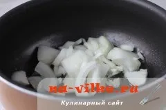 Тушкована курка в сметанному соусі на сковороді - рецепт з фото (курка сметанному соусі) Тушкована курка в сметанному соусі на сковороді - рецепт з фото