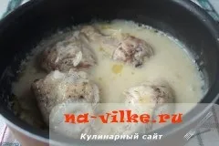 Тушкована курка в сметанному соусі на сковороді - рецепт з фото (курка) Тушкована курка в сметанному соусі на сковороді - рецепт з фото